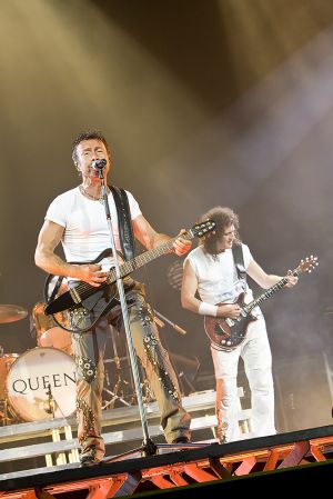 Queen w Paul Rodgers at the Coliseum Apr13-06 264.jpg